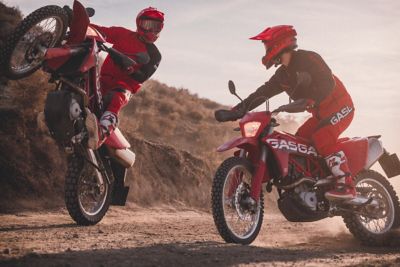 33794_Travel _ ES 700 _ 2022 _ Action